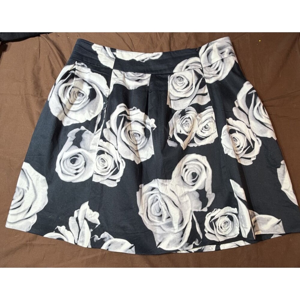 White House Black Market Women's Skirt Size 14 Black White Rose Print Pleated